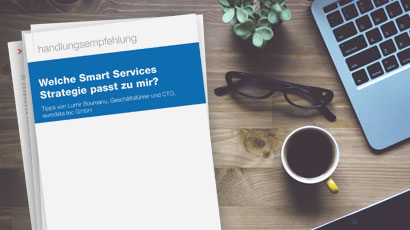 Schreibtisch mit Handlungsempfehlung Titel Welche Smart Service Strategie passt zu mir