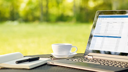 Natur Laptop Kaffeetasse auf dem Bildschirm edlohn von eurodata