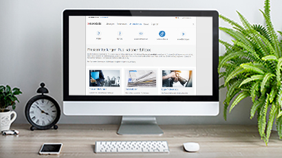 Schreibtisch mit Bildschirm auf dem die eurodata Presse Seite zu sehen ist