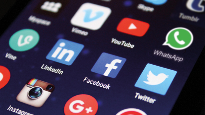 Bildschirm mit verschiedenen Icons Facebook, Twitter, YouTube und weitere