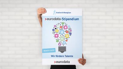 Plakat eurodata Stipendium wird von einer Person gehalten 2 Hände sichtbar