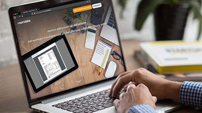 Laptop mit Screenshot eurodata eMitarbeiter Hände auf der Tastatur