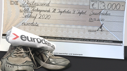 eurodata Laufshirt und Laufschuhe und Scheck über 3000 €