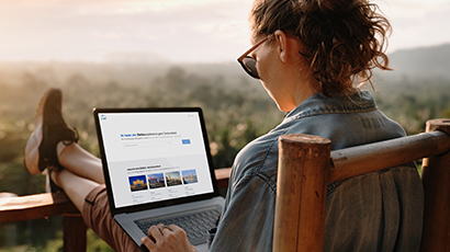 Dame mit Laptop in der Natur Beine auf dem Geländer