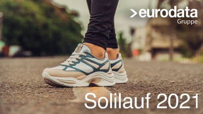 Laufschuhe auf Asphalt