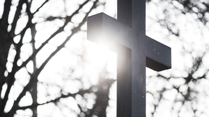 Kreuz in Sonnenlandschaft
